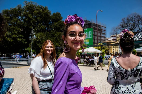 Seville, İspanya - 01 Mayıs 2022 Sevilla sokaklarında yürüyen geleneksel Endülüs tarzı giyinmiş Sevilla halkı iki yıl süren şiddetli bir salgından sonra geri döndü.