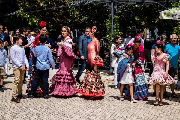 Seville, İspanya - 01 Mayıs 2022 Sevilla sokaklarında yürüyen geleneksel Endülüs tarzı giyinmiş Sevilla halkı iki yıl süren şiddetli bir salgından sonra geri döndü.