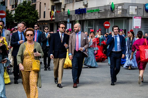 Seville, İspanya - 01 Mayıs 2022 Sevilla sokaklarında yürüyen geleneksel Endülüs tarzı giyinmiş Sevilla halkı iki yıl süren şiddetli bir salgından sonra geri döndü.