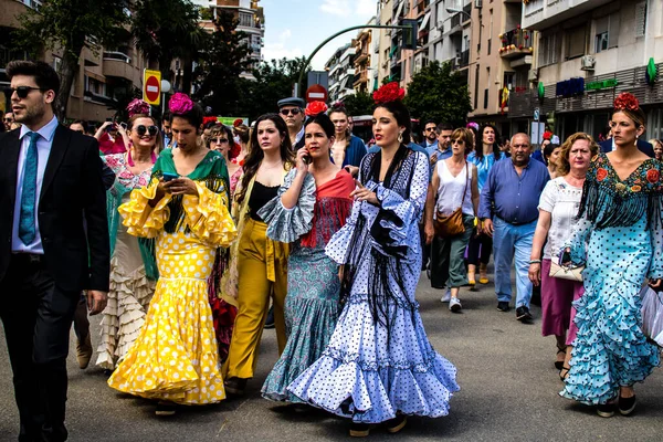 Seville, İspanya - 01 Mayıs 2022 Sevilla sokaklarında yürüyen geleneksel Endülüs tarzı giyinmiş Sevilla halkı iki yıl süren şiddetli bir salgından sonra geri döndü.