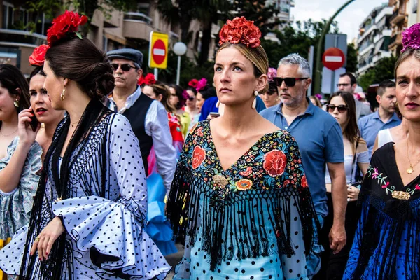 Sevilha Espanha Maio 2022 Sevilhanos Vestidos Maneira Andaluza Tradicional Andando — Fotografia de Stock