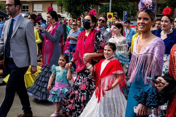 Sevilha Espanha Maio 2022 Sevilhanos Vestidos Maneira Andaluza Tradicional Andando — Fotografia de Stock