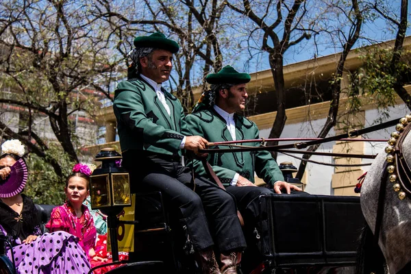 Seville, İspanya - 01 Mayıs 2022 at arabası sürücüsü İspanya 'nın en ünlü festivali Feria de Sevilla' da geçit töreni yapıyor.