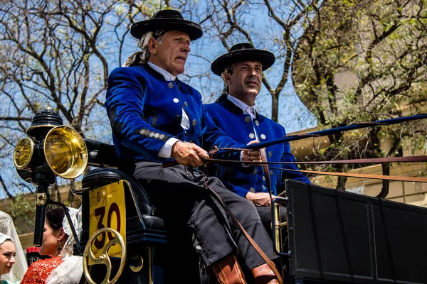 Seville, İspanya - 01 Mayıs 2022 at arabası sürücüsü İspanya 'nın en ünlü festivali Feria de Sevilla' da geçit töreni yapıyor.