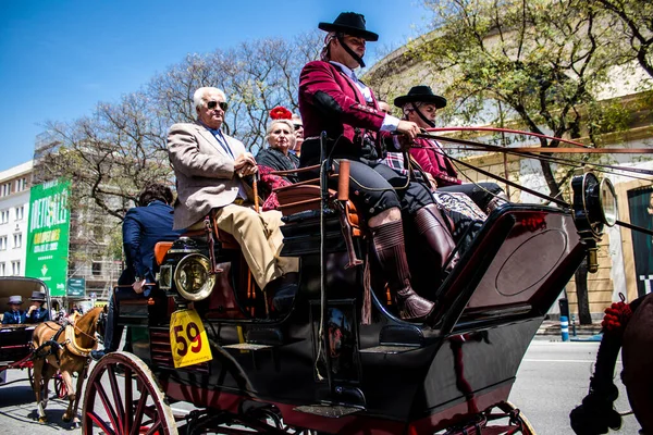 Seville, İspanya - 01 Mayıs 2022 at arabası sürücüsü İspanya 'nın en ünlü festivali Feria de Sevilla' da geçit töreni yapıyor.