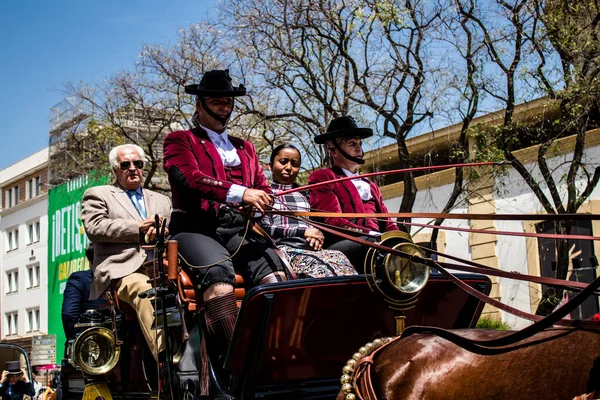 Seville, İspanya - 01 Mayıs 2022 at arabası sürücüsü İspanya 'nın en ünlü festivali Feria de Sevilla' da geçit töreni yapıyor.