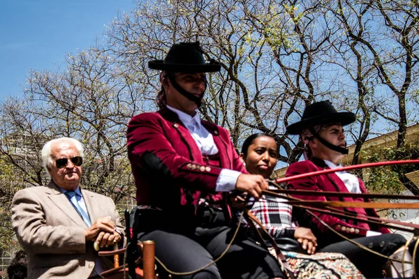Seville, İspanya - 01 Mayıs 2022 at arabası sürücüsü İspanya 'nın en ünlü festivali Feria de Sevilla' da geçit töreni yapıyor.