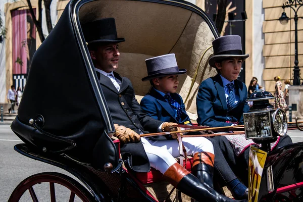 Seville, İspanya - 01 Mayıs 2022 at arabası sürücüsü İspanya 'nın en ünlü festivali Feria de Sevilla' da geçit töreni yapıyor.