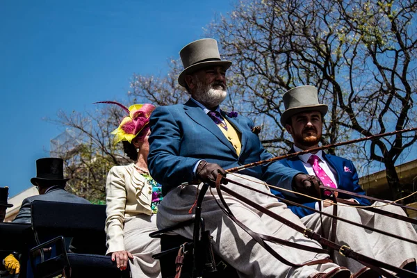 セビリア スペイン 2022年5月1日馬と馬車の運転手がフェリア セビリアでパレード スペインで最も有名な祭り このお祝いは 流行の流行による不在の2年後に戻っています — ストック写真