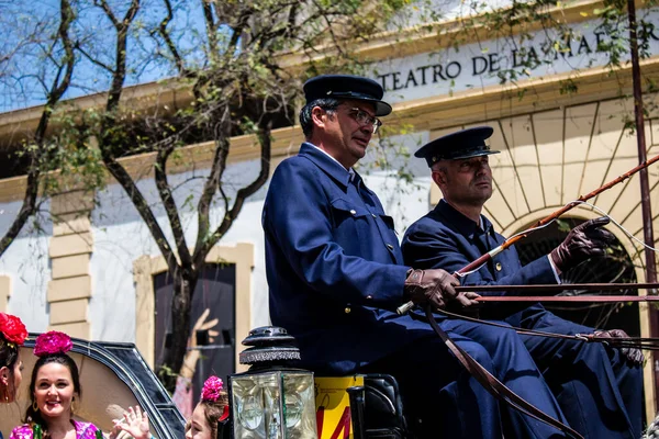 Seville, İspanya - 01 Mayıs 2022 at arabası sürücüsü İspanya 'nın en ünlü festivali Feria de Sevilla' da geçit töreni yapıyor.