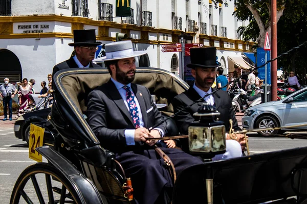セビリア スペイン 2022年5月1日馬と馬車の運転手がフェリア セビリアでパレード スペインで最も有名な祭り このお祝いは 流行の流行による不在の2年後に戻っています — ストック写真