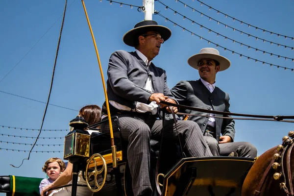 Seville, İspanya - 01 Mayıs 2022 at arabası sürücüsü İspanya 'nın en ünlü festivali Feria de Sevilla' da geçit töreni yapıyor.