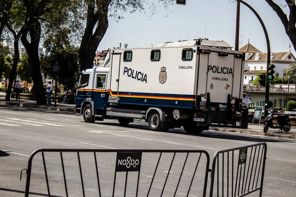 Seville, İspanya - 1 Mayıs 2022 İspanya 'nın en ünlü festivali olan Feria de Sevilla sırasında sokaklarda dolaşan polis arabası iki yıl süren Covid salgınından sonra geri döndü.