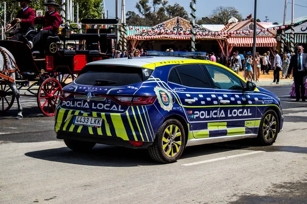 Seville, İspanya - 1 Mayıs 2022 İspanya 'nın en ünlü festivali olan Feria de Sevilla sırasında sokaklarda dolaşan polis arabası iki yıl süren Covid salgınından sonra geri döndü.