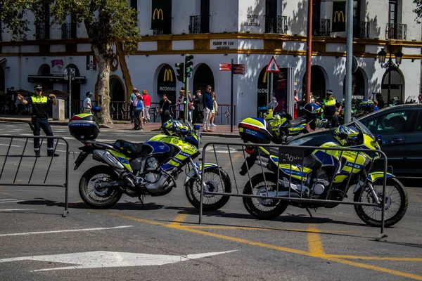 Seville, İspanya - 01 Mayıs 2022 İspanya 'nın en ünlü festivali olan Feria de Sevilla sırasında sokaklara düşen polis memuru, iki yıl süren şiddetli bir salgından sonra kutlamaya geri döndü.