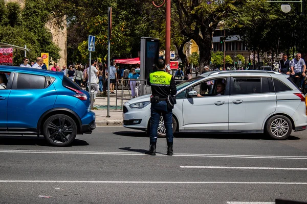 Seville, İspanya - 01 Mayıs 2022 İspanya 'nın en ünlü festivali olan Feria de Sevilla sırasında sokaklara düşen polis memuru, iki yıl süren şiddetli bir salgından sonra kutlamaya geri döndü.