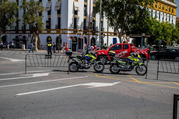 Seville, İspanya - 01 Mayıs 2022 İspanya 'nın en ünlü festivali olan Feria de Sevilla sırasında sokaklara düşen polis memuru, iki yıl süren şiddetli bir salgından sonra kutlamaya geri döndü.