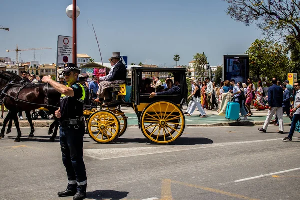 Seville, İspanya - 01 Mayıs 2022 İspanya 'nın en ünlü festivali olan Feria de Sevilla sırasında sokaklara düşen polis memuru, iki yıl süren şiddetli bir salgından sonra kutlamaya geri döndü.