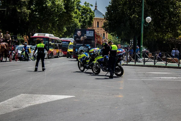 Seville, İspanya - 01 Mayıs 2022 İspanya 'nın en ünlü festivali olan Feria de Sevilla sırasında sokaklara düşen polis memuru, iki yıl süren şiddetli bir salgından sonra kutlamaya geri döndü.