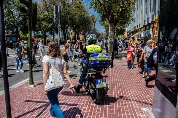 Seville, İspanya - 01 Mayıs 2022 İspanya 'nın en ünlü festivali olan Feria de Sevilla sırasında sokaklara düşen polis memuru, iki yıl süren şiddetli bir salgından sonra kutlamaya geri döndü.