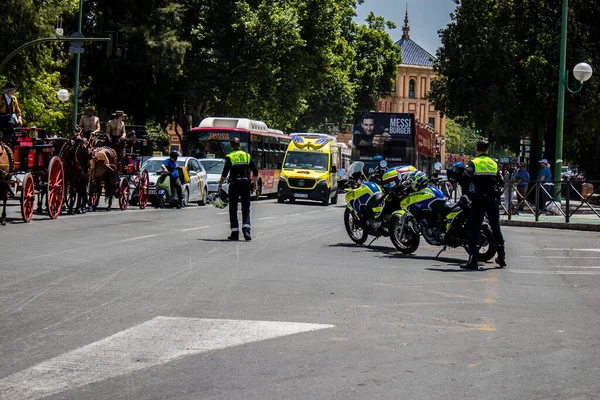 Seville, İspanya - 01 Mayıs 2022 İspanya 'nın en ünlü festivali olan Feria de Sevilla sırasında sokaklara düşen polis memuru, iki yıl süren şiddetli bir salgından sonra kutlamaya geri döndü.