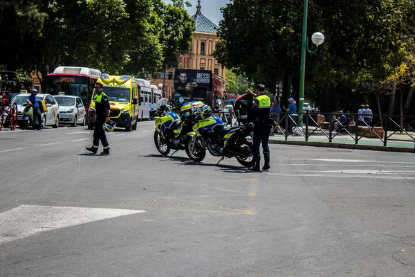 Seville, İspanya - 01 Mayıs 2022 İspanya 'nın en ünlü festivali olan Feria de Sevilla sırasında sokaklara düşen polis memuru, iki yıl süren şiddetli bir salgından sonra kutlamaya geri döndü.
