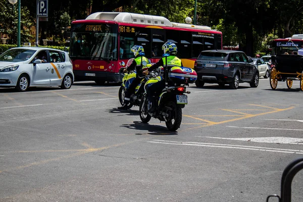 Seville, İspanya - 01 Mayıs 2022 İspanya 'nın en ünlü festivali olan Feria de Sevilla sırasında sokaklara düşen polis memuru, iki yıl süren şiddetli bir salgından sonra kutlamaya geri döndü.