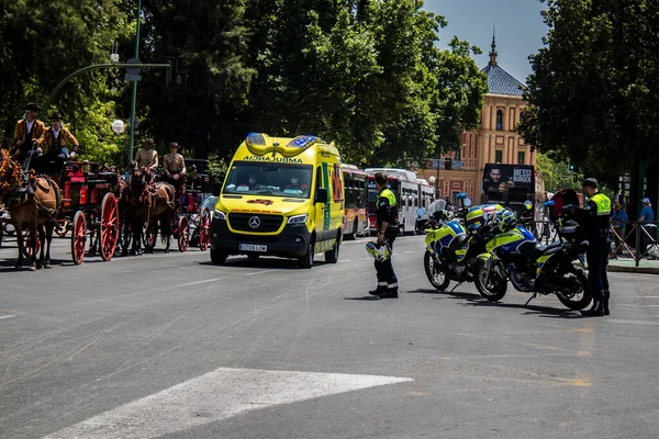 Seville, İspanya - 01 Mayıs 2022 İspanya 'nın en ünlü festivali olan Feria de Sevilla sırasında sokaklara düşen polis memuru, iki yıl süren şiddetli bir salgından sonra kutlamaya geri döndü.