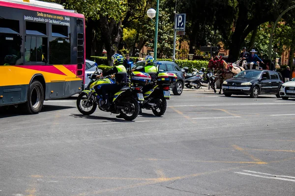 Seville, İspanya - 01 Mayıs 2022 İspanya 'nın en ünlü festivali olan Feria de Sevilla sırasında sokaklara düşen polis memuru, iki yıl süren şiddetli bir salgından sonra kutlamaya geri döndü.