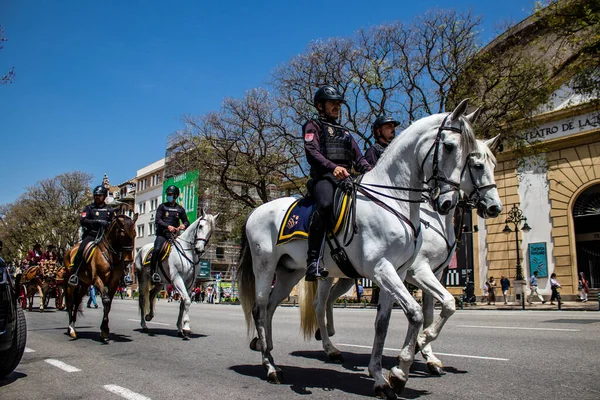 Seville, İspanya - 01 Mayıs 2022 İspanya 'nın en ünlü festivali olan Feria de Sevilla' da atla sokaklarda gezen polis iki yıl süren şiddetli bir salgından sonra kutlamaya geri döndü.