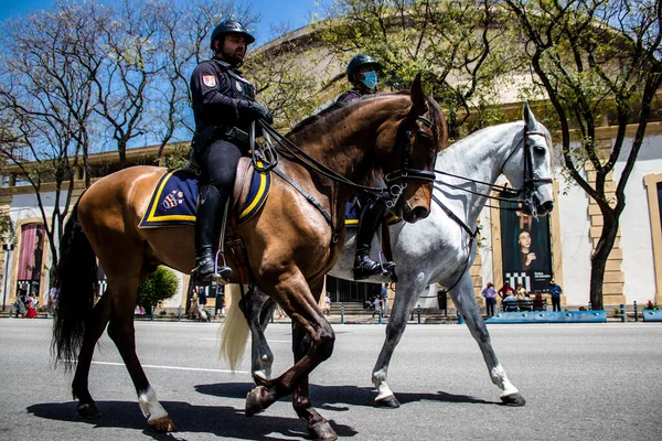 セビリア スペイン 2022年5月1日スペインで最も有名な祭り フェリア セビリア中に路上で馬と警察は このお祝いは 流行病の流行による不在の2年後に戻っています — ストック写真