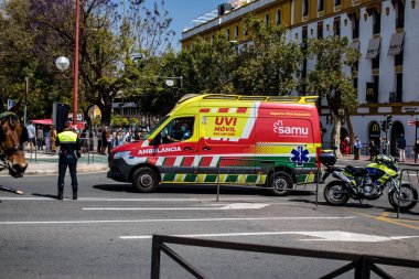 Seville, İspanya - 5 Mayıs 2022 'de İspanya' nın en ünlü festivali Feria de Sevilla 'da ambülans salgını nedeniyle iki yıllık yokluğunun ardından bu kutlama geri döndü.