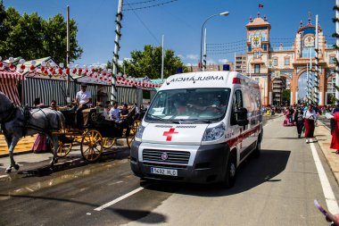 Seville, İspanya - 5 Mayıs 2022 'de İspanya' nın en ünlü festivali Feria de Sevilla 'da ambülans salgını nedeniyle iki yıllık yokluğunun ardından bu kutlama geri döndü.