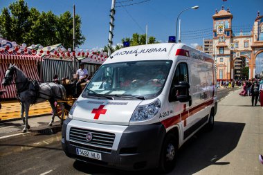 Seville, İspanya - 5 Mayıs 2022 'de İspanya' nın en ünlü festivali Feria de Sevilla 'da ambülans salgını nedeniyle iki yıllık yokluğunun ardından bu kutlama geri döndü.