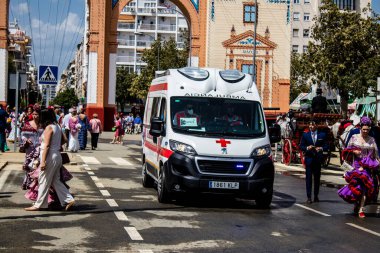 Seville, İspanya - 5 Mayıs 2022 'de İspanya' nın en ünlü festivali Feria de Sevilla 'da ambülans salgını nedeniyle iki yıllık yokluğunun ardından bu kutlama geri döndü.