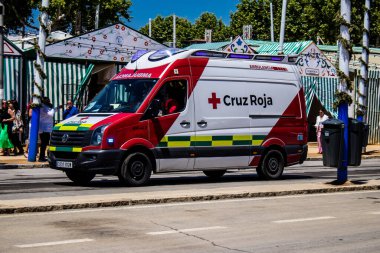 Seville, İspanya - 5 Mayıs 2022 'de İspanya' nın en ünlü festivali Feria de Sevilla 'da ambülans salgını nedeniyle iki yıllık yokluğunun ardından bu kutlama geri döndü.