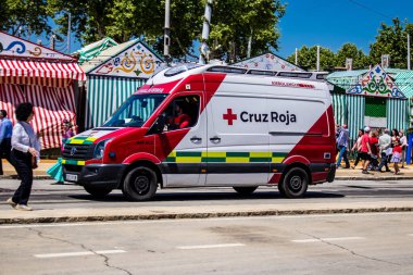 Seville, İspanya - 5 Mayıs 2022 'de İspanya' nın en ünlü festivali Feria de Sevilla 'da ambülans salgını nedeniyle iki yıllık yokluğunun ardından bu kutlama geri döndü.