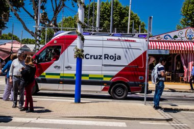 Seville, İspanya - 5 Mayıs 2022 'de İspanya' nın en ünlü festivali Feria de Sevilla 'da ambülans salgını nedeniyle iki yıllık yokluğunun ardından bu kutlama geri döndü.