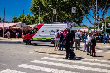 Seville, İspanya - 5 Mayıs 2022 'de İspanya' nın en ünlü festivali Feria de Sevilla 'da ambülans salgını nedeniyle iki yıllık yokluğunun ardından bu kutlama geri döndü.