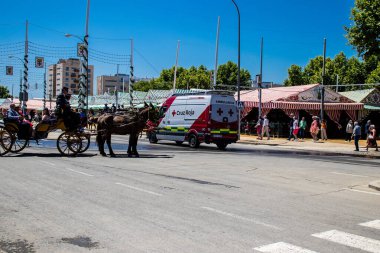 Seville, İspanya - 5 Mayıs 2022 'de İspanya' nın en ünlü festivali Feria de Sevilla 'da ambülans salgını nedeniyle iki yıllık yokluğunun ardından bu kutlama geri döndü.