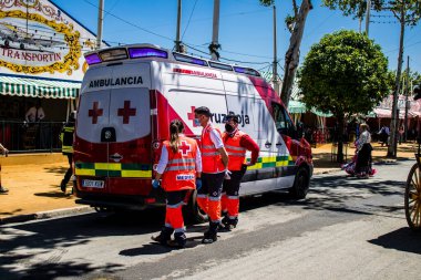 Seville, İspanya - 5 Mayıs 2022 'de İspanya' nın en ünlü festivali Feria de Sevilla 'da ambülans salgını nedeniyle iki yıllık yokluğunun ardından bu kutlama geri döndü.