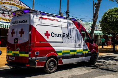 Seville, İspanya - 5 Mayıs 2022 'de İspanya' nın en ünlü festivali Feria de Sevilla 'da ambülans salgını nedeniyle iki yıllık yokluğunun ardından bu kutlama geri döndü.