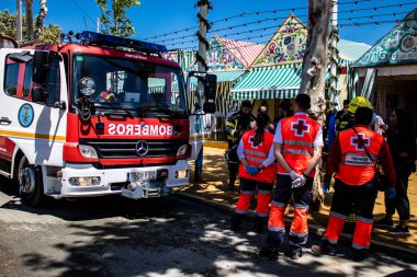 Seville, İspanya - 5 Mayıs 2022 'de İspanya' nın en ünlü festivali Feria de Sevilla 'da ambülans salgını nedeniyle iki yıllık yokluğunun ardından bu kutlama geri döndü.