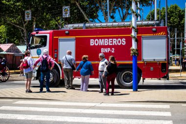 Seville, İspanya - 05 Mayıs 2022 İspanya 'nın en ünlü festivali Feria de Sevilla' ya müdahale eden İtfaiyeci iki yıllık yokluğundan sonra bir salgın nedeniyle geri döndü.