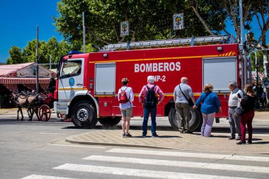 Seville, İspanya - 05 Mayıs 2022 İspanya 'nın en ünlü festivali Feria de Sevilla' ya müdahale eden İtfaiyeci iki yıllık yokluğundan sonra bir salgın nedeniyle geri döndü.
