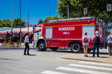Seville, İspanya - 05 Mayıs 2022 İspanya 'nın en ünlü festivali Feria de Sevilla' ya müdahale eden İtfaiyeci iki yıllık yokluğundan sonra bir salgın nedeniyle geri döndü.