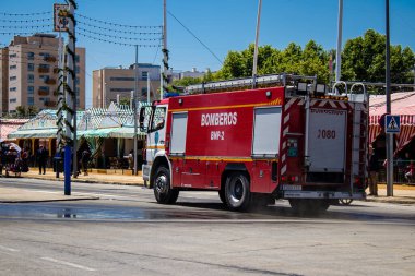 Seville, İspanya - 05 Mayıs 2022 İspanya 'nın en ünlü festivali Feria de Sevilla' ya müdahale eden İtfaiyeci iki yıllık yokluğundan sonra bir salgın nedeniyle geri döndü.