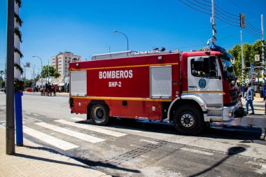 Seville, İspanya - 05 Mayıs 2022 İspanya 'nın en ünlü festivali Feria de Sevilla' ya müdahale eden İtfaiyeci iki yıllık yokluğundan sonra bir salgın nedeniyle geri döndü.