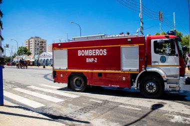 Seville, İspanya - 05 Mayıs 2022 İspanya 'nın en ünlü festivali Feria de Sevilla' ya müdahale eden İtfaiyeci iki yıllık yokluğundan sonra bir salgın nedeniyle geri döndü.