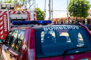 Seville, İspanya - 05 Mayıs 2022 İspanya 'nın en ünlü festivali Feria de Sevilla' ya müdahale eden İtfaiyeci iki yıllık yokluğundan sonra bir salgın nedeniyle geri döndü.